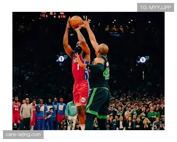 哈登挡拆制造错位主导得分 关键回合效率不及库里